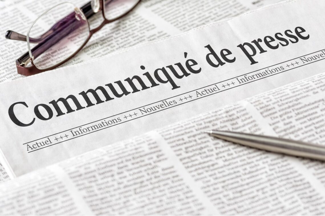 un-journal-avec-le-titre-communique-de-presse